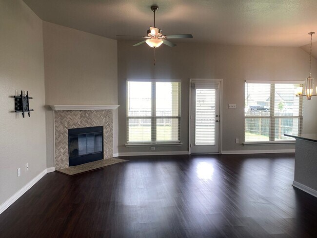 Building Photo - 4 BEDROOM CORNER LOT