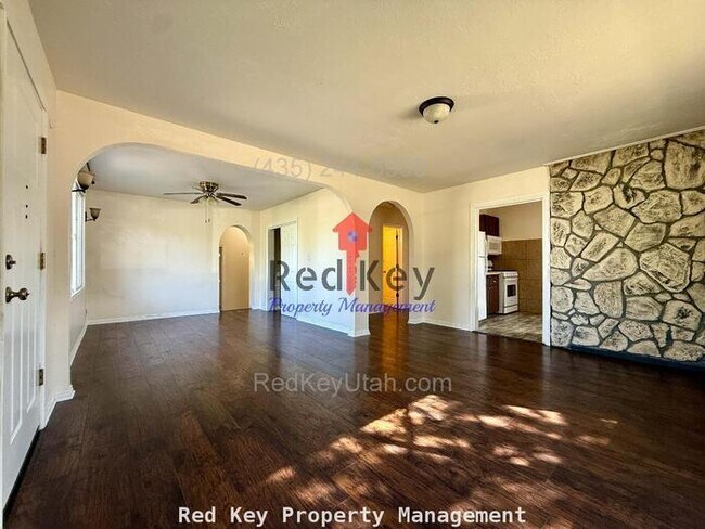 Foto del edificio - 100 W Single Family Home