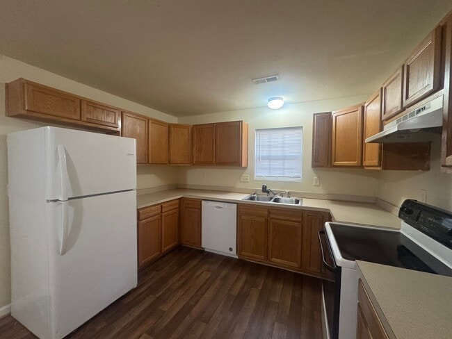 Building Photo - Cozy Private Living in Suffolk