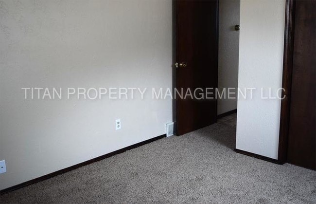 Building Photo - 1667 W Paulson Rd
