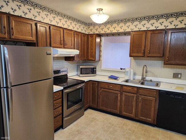 Building Photo - 3 br, 2.5 bath Condo - 2530 Traver Blvd