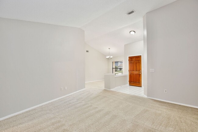 Building Photo - Spacious 4/3 Home with a Fenced Backyard and a 2 Car Garage in Hollowbrook - Winter Springs!