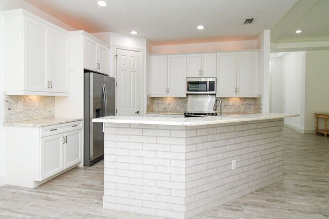Building Photo - 3 BEDROOM / 2 BATH • PRIVATE HEATED POOL • SINGLE-STORY HOME • DOG FRIENDLY • NO HOA • AVAILABLE ...