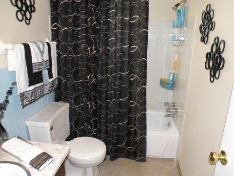 Bathroom - 5421 Lonsdale Pl N