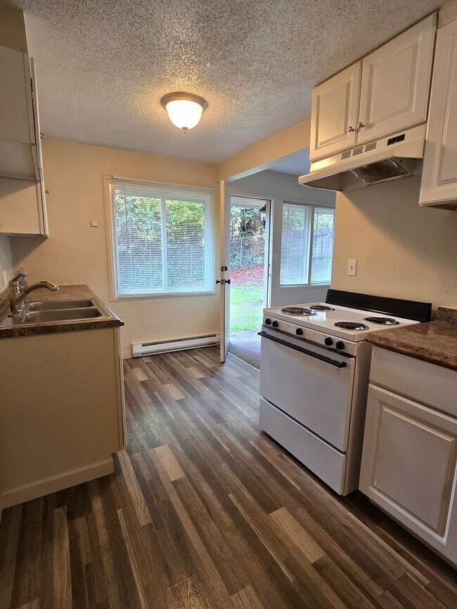 Foto del edificio - 4 Bedroom Duplex in Bremerton