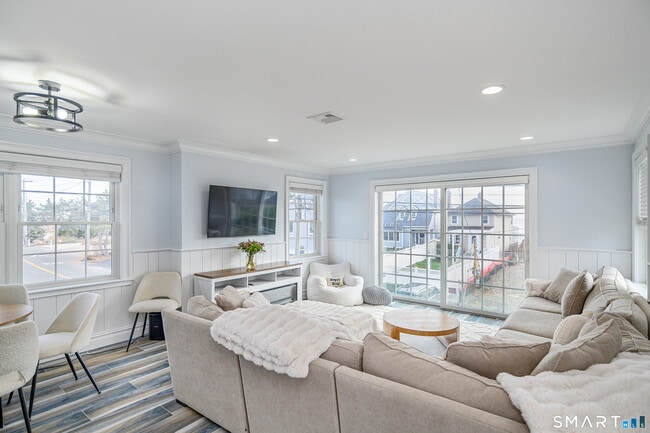 Building Photo - 1140 Fairfield Beach Rd