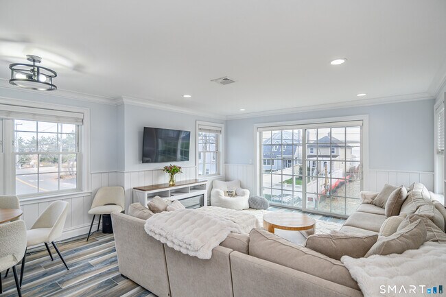 Foto del edificio - 1140 Fairfield Beach Rd