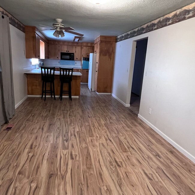 Building Photo - Charming 3 Bedrooom home in quaint town of...