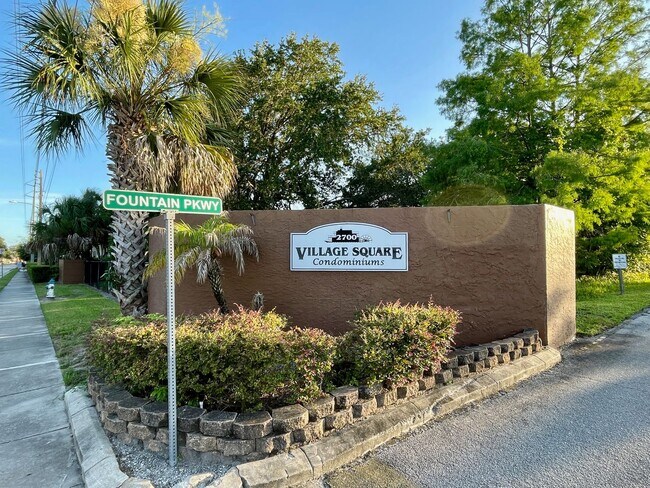 Foto del edificio - Charming 3-Bedroom, 2.5-Bath Townhome in Village Square Condominiums