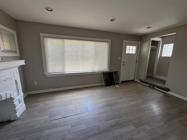 Building Photo - 15387 Lesure St