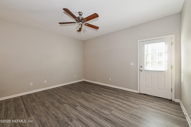 Foto del edificio - 8132 Hilsdale Rd