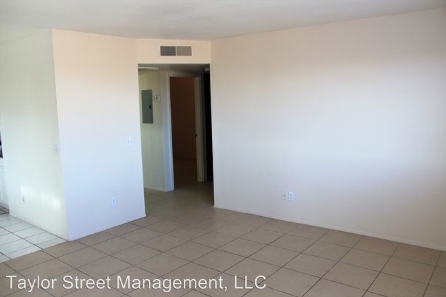 Building Photo - 709 E Hazel Dr