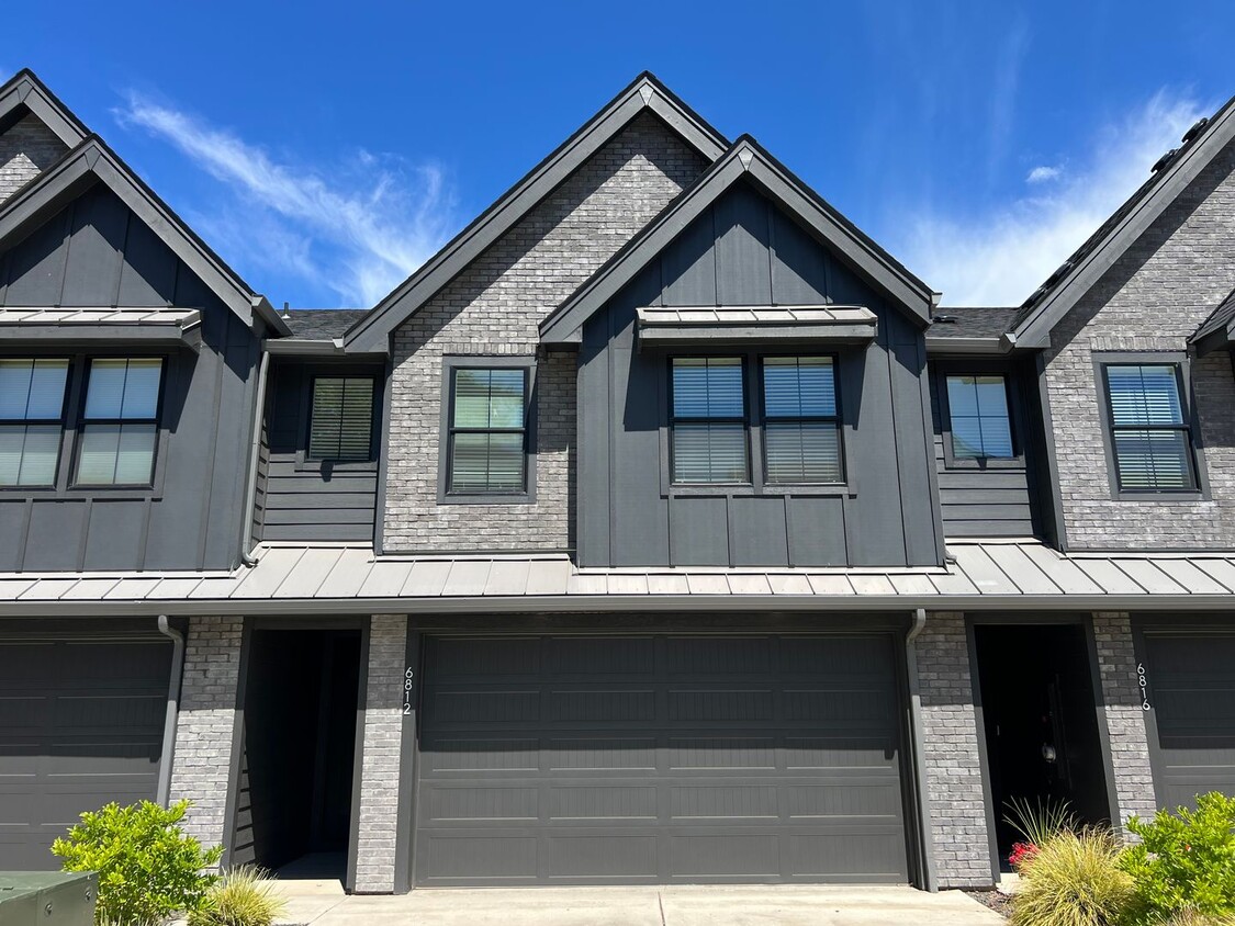 Photo - Luxury Townhome for Lease at the Courtyards at Hidden Crest - 6812 NE 131st Way