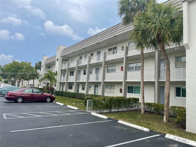 Foto del edificio - 8280 Sunrise Lakes Blvd