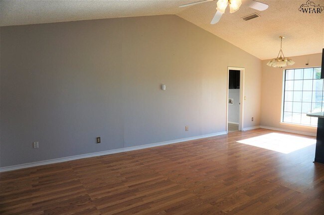 Building Photo - 1613 City View Dr