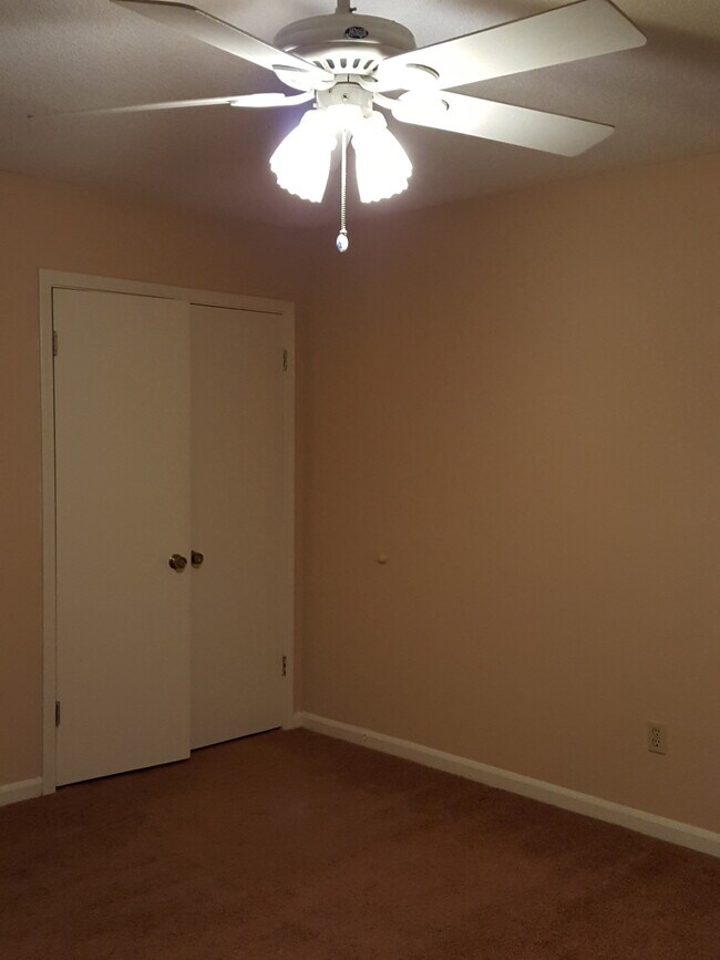 dormitorio - 6441 Gillespie Rd