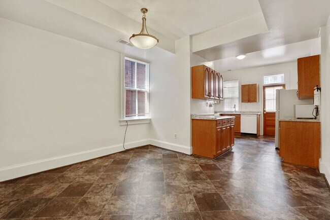 Foto del edificio - Professionally Managed// 3 Bedroom 2 Bathroom Condo // Kalorama/Dupont Circle// 1 Parking Spot In...