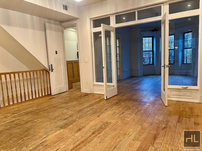 Foto del edificio - 4BR 3BA Historic Limestone Duplex In Crown...