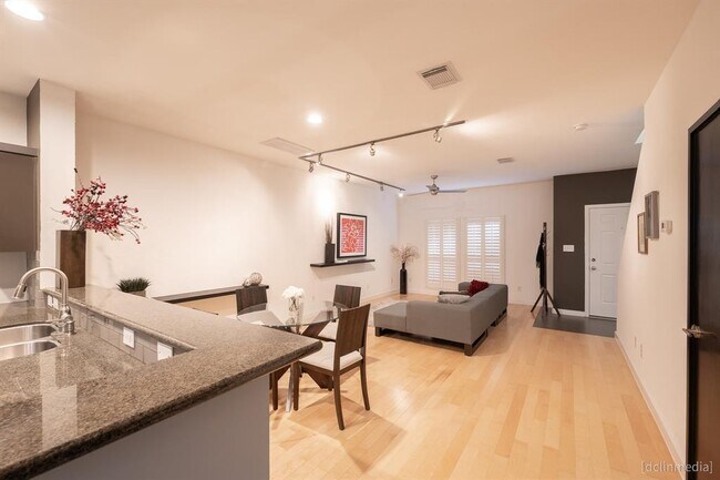 Foto del edificio - 902 W Heights Hollow Ln