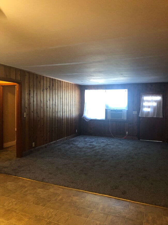 Living Room, Window A/C & Heat - 213 E Walnut St