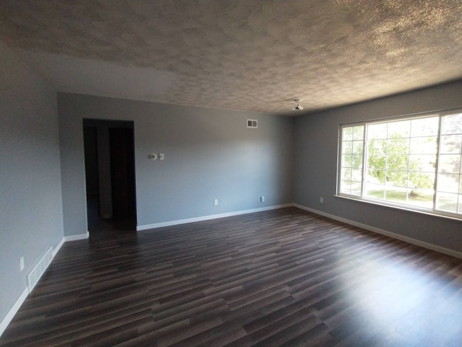 Building Photo - 25325 Shiawassee Cir