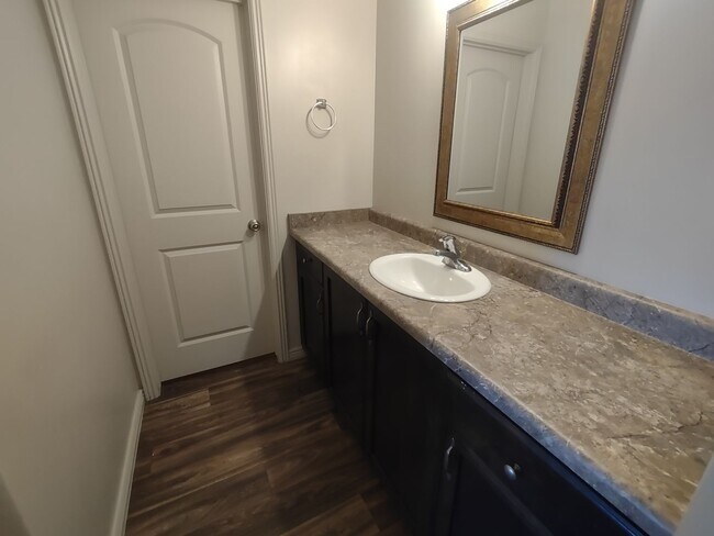 Foto del edificio - Spacious 4 Bedroom Home!