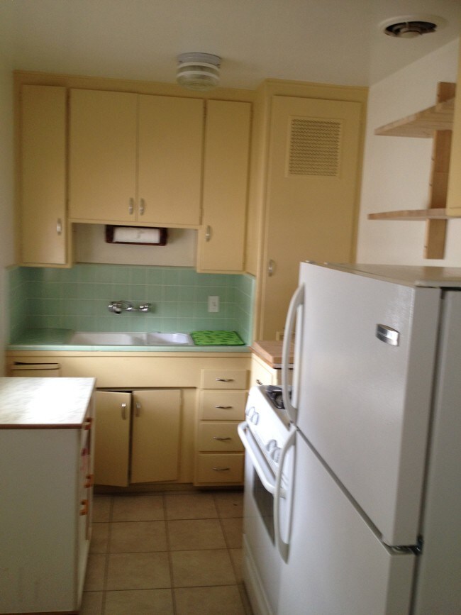 Kitchen - 405 E Cedar Ave