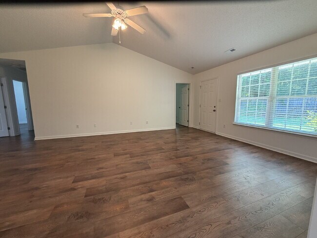 Foto del edificio - "Discover Comfort and Charm: Spacious 3-Bed, 2-Bath Home in Huntsville's Desirable Locale!"
