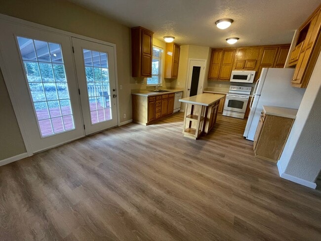 Building Photo - Quiet, spacious property!