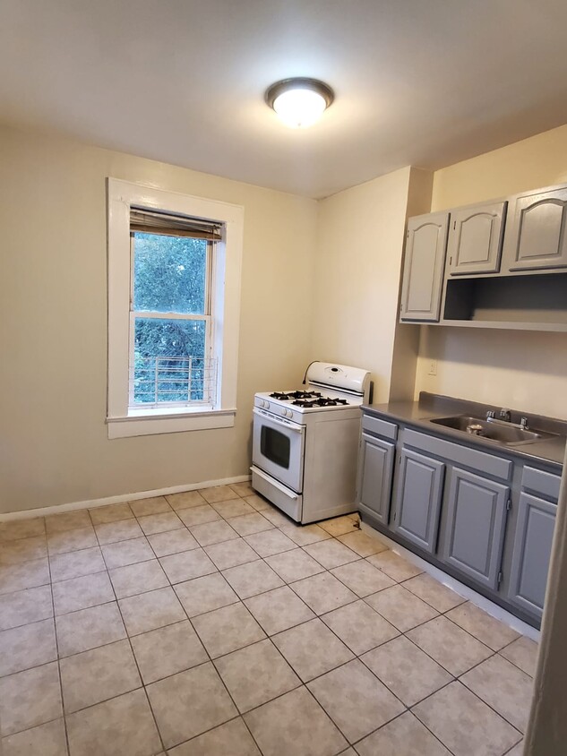 Primary Photo - 122 Bergen Ave