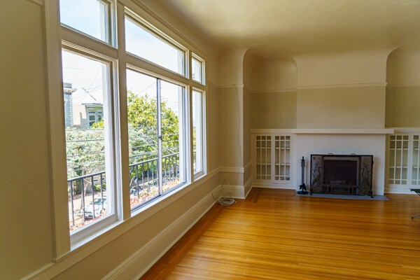 Living room with functioning fireplace - 3018 Steiner St