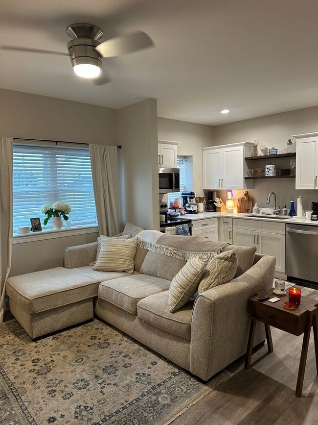Building Photo - Newly Renovated 1-Bedroom Apartment on Elm...
