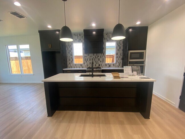 Foto del edificio - Stunning 4 Bedroom home in Wolfforth
