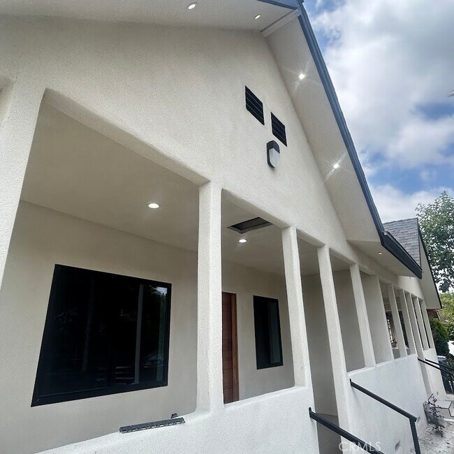 Foto del edificio - 1167 N Virgil Ave