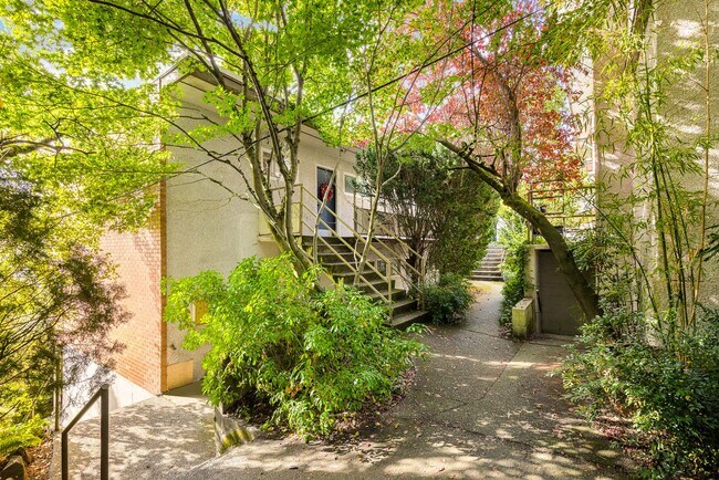 Building Photo - Charming Treehouse in Volunteer Park Neigh...