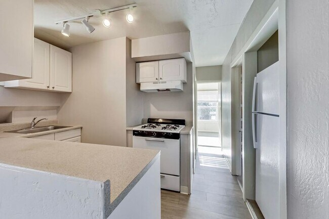 Building Photo - 1 Bedroom + Bonus Room in Downtown Palo Alto!