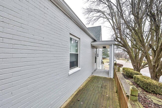 Foto del edificio - DELHI TWP- Spacious 4 bedroom 3 bath Cape Cod with garage