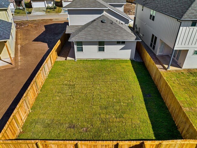 Building Photo - 348 Rend Dr