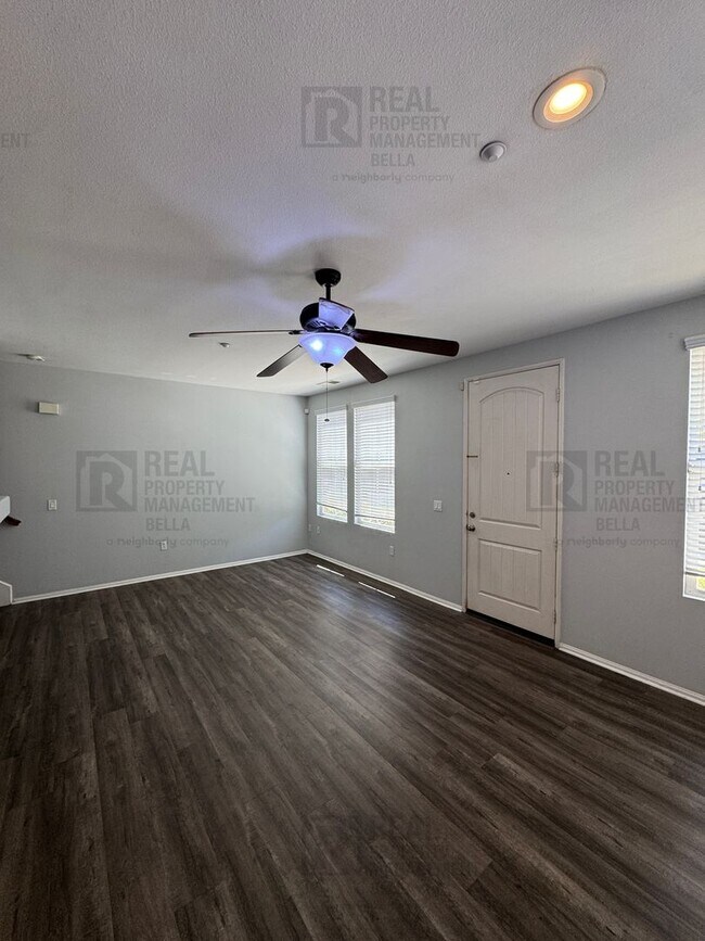 Foto del edificio - Resort-Style Living Awaits in This Spacious Canyon Hills 3-Bedroom Condo