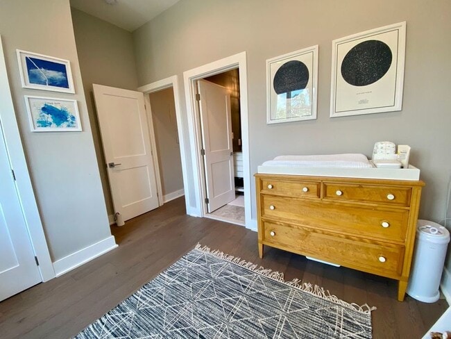 Foto del edificio - Bright & Airy Two-Bedroom with Private Roo...