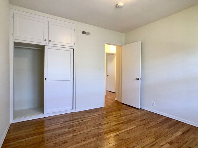 Foto del edificio - Bright, Spacious 2Bd 1Ba Unit within walking distance of UCLA and Westwood Village