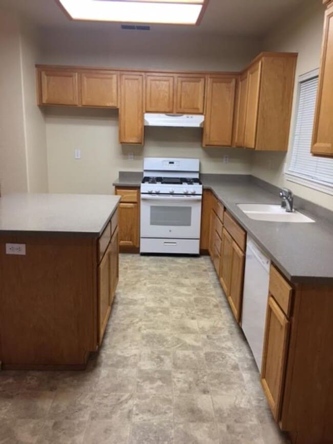 Foto del edificio - 3 bedroom 2 bath