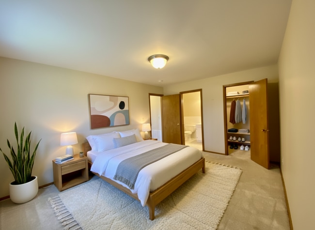 Building Photo - 2 Bed/1.5 Bath Ground floor