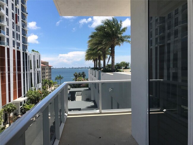 Foto del edificio - 600 NE 27th St