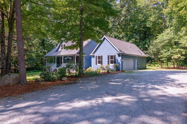 Building Photo - Spacious 3BR/2BA Ranch with Acreage Minute...