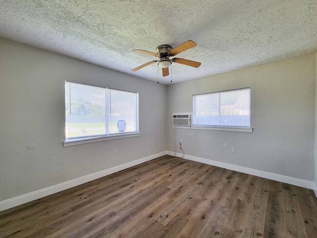 Foto del edificio - 711 Ave A Ave