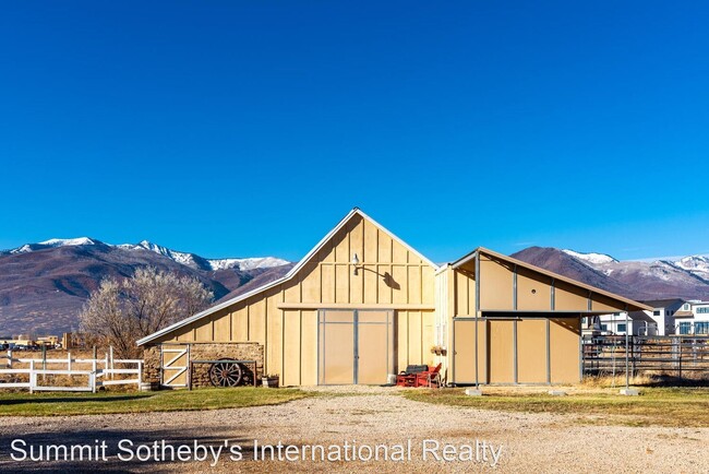 Building Photo - 2 br, 3 bath House - 501 N. River Road