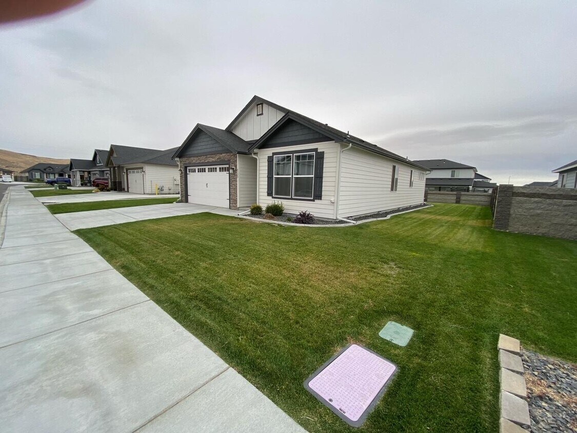 8328 Ballard Lp, West Richland, WA 99353 House Rental in West