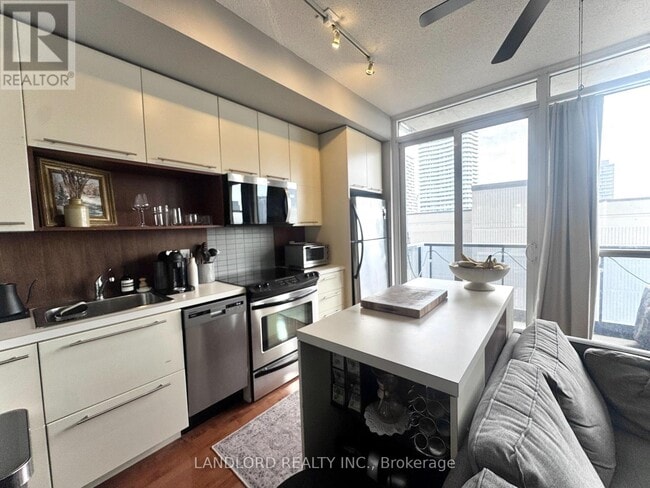 Building Photo - 25 Carlton St.