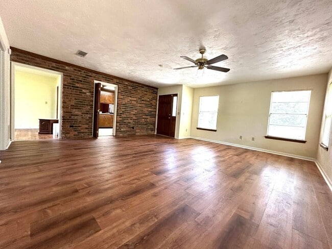 Building Photo - Spacious Family Home with Large Deck in Pa...